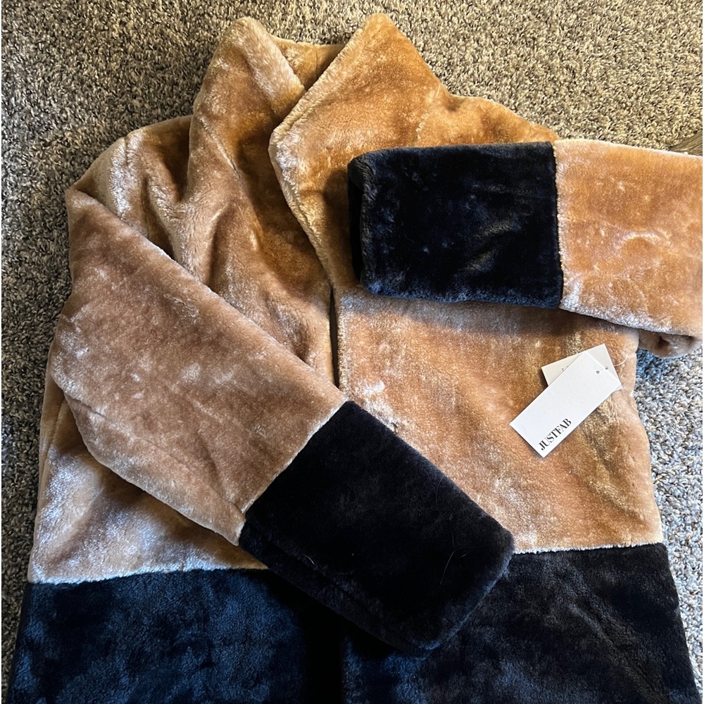 Black Faux Fur Cropped Jacket
Size - XL
Original Price : 114$
Sale Price : 35$